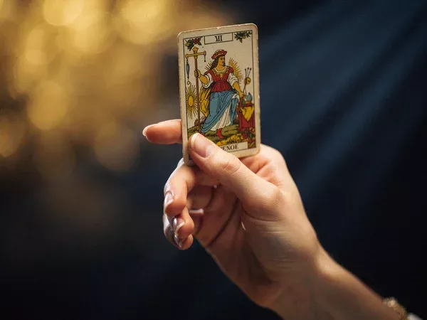 Eine Hand und eine Karte, Symbol der Wahl